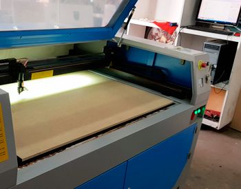corte laser de materiales en display